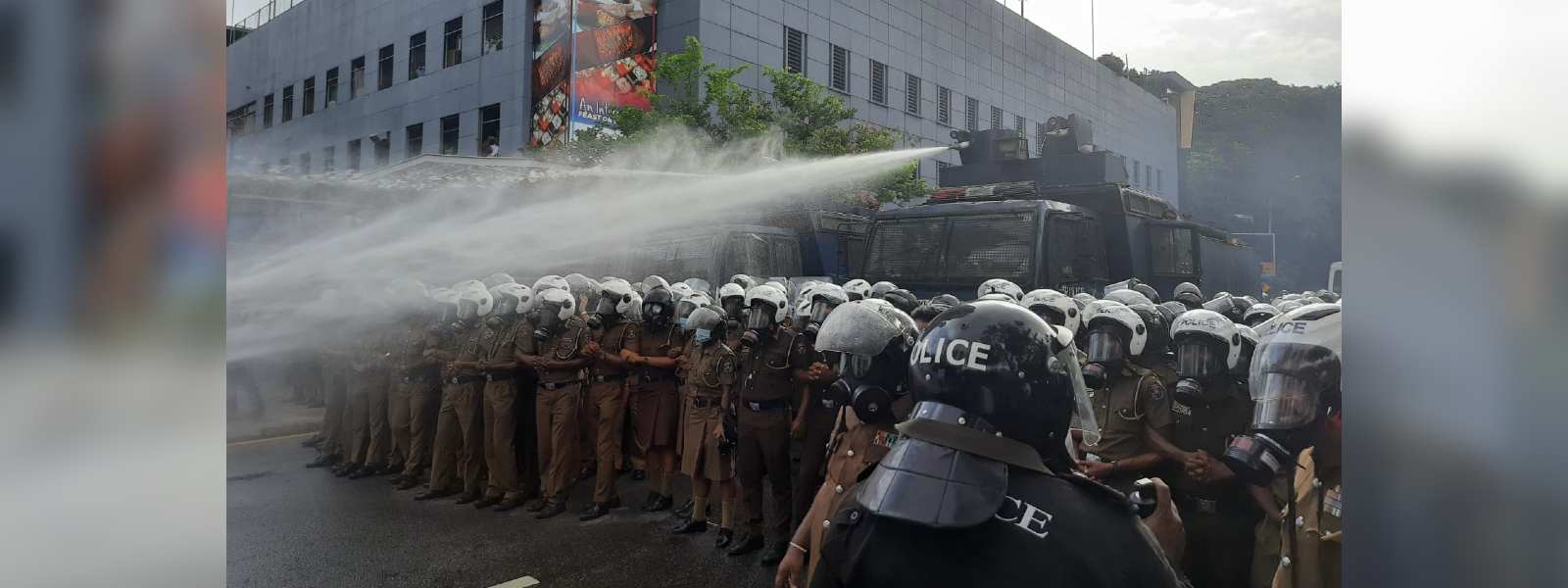 ஆர்ப்பாட்ட பேரணி மீது நீர்த்தாரை பிரயோகம்